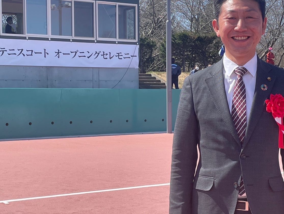 【新井田公園テニスコートオープニングセレモニーに出席】本日は新井田公園テニスコートのオープニングセレモニーに出席しました。改修前よりコート数が２面増えて８面になり、コートには青森県内初となる人口クレイコートが導入されました。また、夜間も使えるようLED照明が完備され、管理棟も併設されました。愛称は「ニィコート」です。整備に当たってご尽力をされた多くの皆さまに敬意を表しますとともに、今後多くの皆さまにご活用いただく事をご祈念いたします。#八戸市議会議員 #髙橋貴之 #想いをカタチに未来をつくる #新井田公園テニスコート